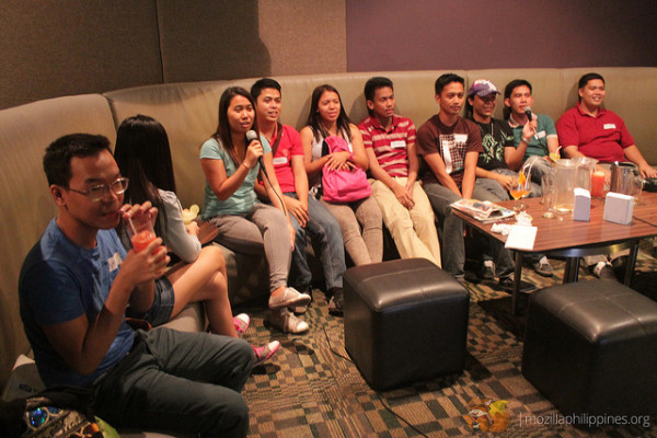 The "shyness" of the meetup attendees were soon gone ... after the 2nd song was played in the videoke machine :-)