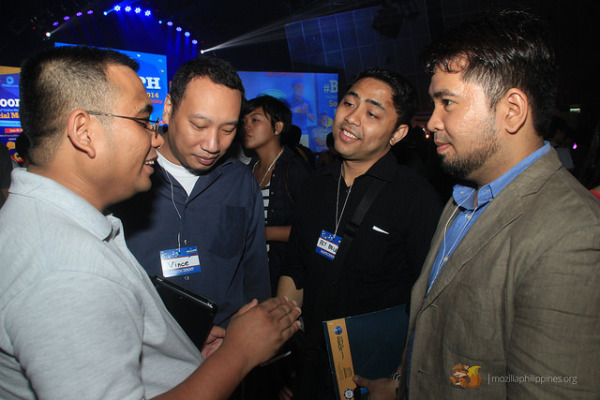 Bob talks about Firefox OS to local tech bloggers.