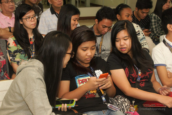 MozTour attendees having their hands-on experience with a Firefox OS device (Keon).