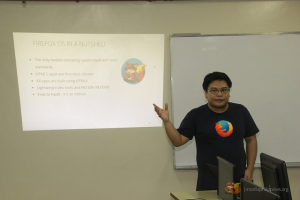 Mozilla Rep Aaron Cajes facilitates the Firefox OS Workshop.