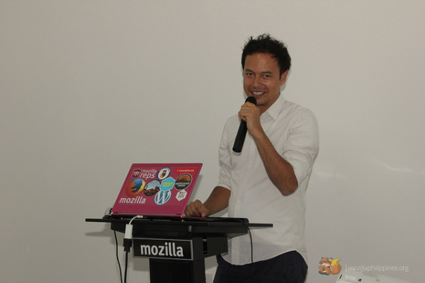 William addressing the crowd during the inauguration of MozSpaceMNL.