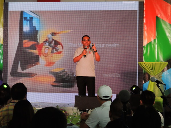 Bob on stage giving a talk about Mozilla in the Philippines.