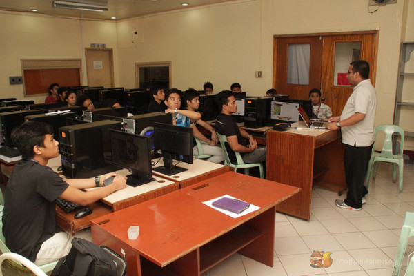 Mozilla Reps Mentor Bob Reyes conducting his very first Firefox OS Workshop.