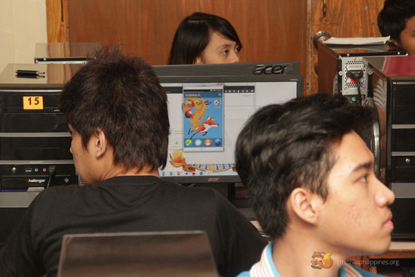 Attendees of the workshop utilized the Firefox Developer Edition and Firefox OS Simulators in creating their first webapps.